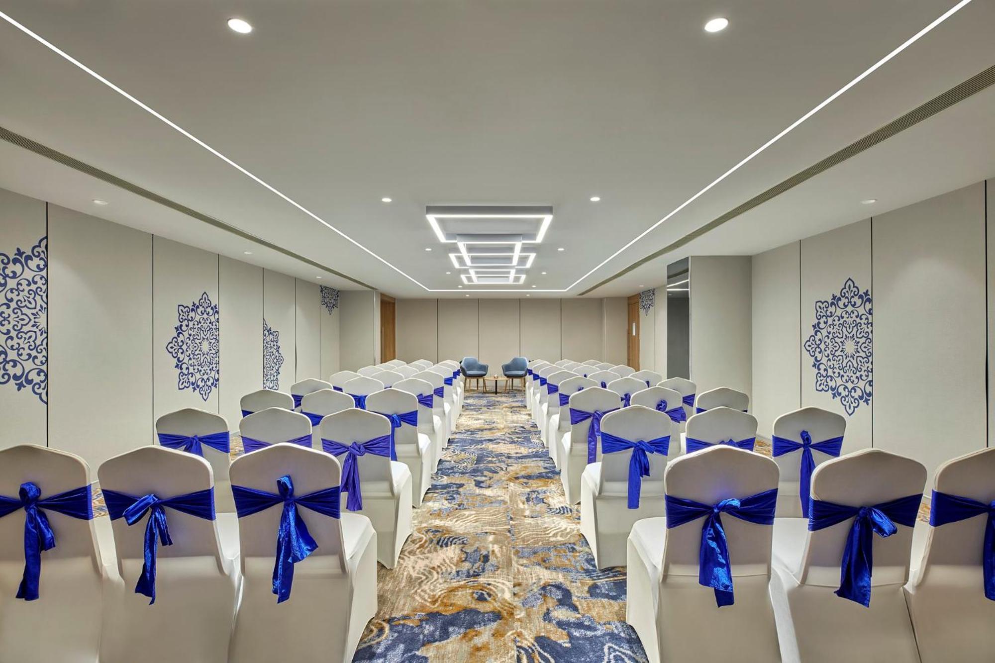 Holiday Inn Express Bengaluru Bommasandra By Ihg Kammasandra Exterior foto